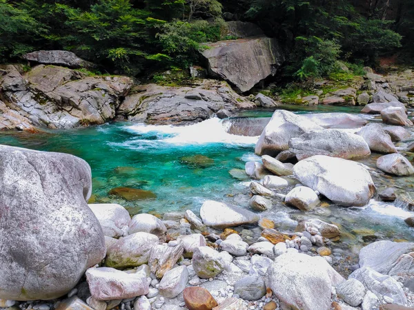 Lavertezzo yakınlarındaki Verzasca nehri, Ticino