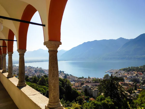 Locarno ve Maggiore Gölü, Ticino, İsviçre üzerinde Madonna del Sasso kilisesinin kemerleriyle