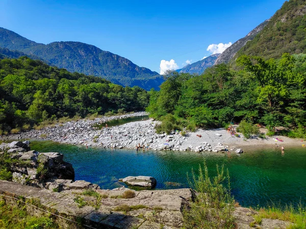 Ponte Brolla ve Avegno-Gordevo arasındaki Maggia nehri, Ticino, İsviçre