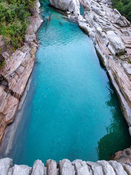 Piscina Natural Del Río Verzasca Cerca Lavertezzo Ponte Dei Salti Imágenes de stock libres de derechos