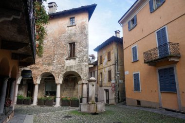 İtalya, Cannobio 'daki Via Umberto I' in sonunda küçük bir piaza.