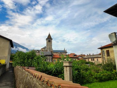 Arka sokaklardan Cannobio, İtalya 'daki Chiesa di San Vittore' ye bakın.