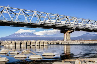 Japonya - 31 Ocak 2019: Yüksek Hız Treni Shinkansen Fuji Nehri 'nin karşısındaki köprüde Fuji Dağı Arkaplanı, Fuji Şehri, Shizuoka, Japonya