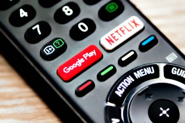 Tayland - Haziran 2021: Google Play Botton Akıllı TV Uzaktan Denetleyicisi 