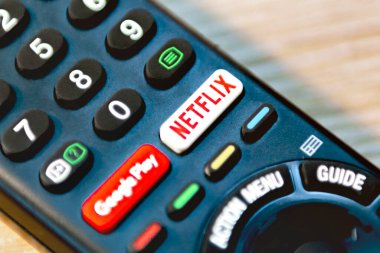 Tayland - 21 Haziran 2021: Akıllı TV uzaktan kumandasının üzerindeki Netfilx logosu, film programını seçen müşteriler için elverişlidir