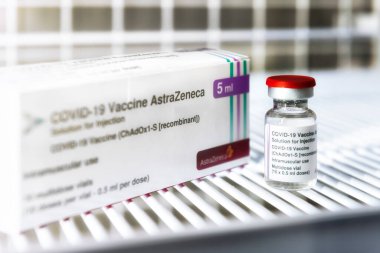 Tayland - 7 Haziran 2021: COVID-19 virüs şişelerine karşı astrazeneca aşısı, beyaz tepside aşı kutusu, COVID-19 'a karşı Tayland halkına enjekte etmeye hazırlanın