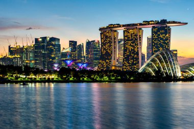 Singapur - 12 Ağustos 2019: Marina Körfezi Kumları, Körfez ve Singapur Flyer Ferris Wheel Bahçeleri, Sunset 'te Singapur Körfezi' nin etrafında dönüm noktaları