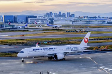 Japonya - 18 Kasım 2019: Haneda Uluslararası Havalimanı pistinde Sunset, Tokyo 'da Fuji Dağı Sırtı ile birlikte A350 Aircraft of Japan Airlines