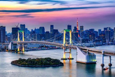 Tokyo Kulesi Arkaplanı, Odaiba, Tokyo, Japonya Sunset Gökkuşağı Köprüsü Işıklandırması