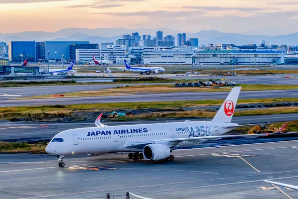 Japón Noviembre 2019 A350 Aircraft Japan Airlines Rodaje Pista Del —  Fotos de Stock