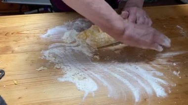 Geleneksel İtalyan tatlıları yapmak için unla yumurtayı karıştır