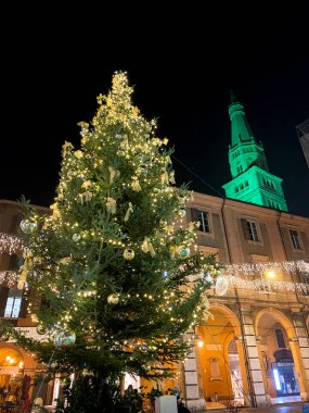 28 / 11 / 20, Modena- İtalya. Noel ağacı süslemeleri. Işıklar, noel baloları ve dekorasyonlar
