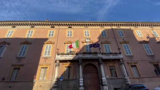 Italské Evropské Vlajky Vlající Větru Balkóně Vládní Budovy Koncepce Cestovního — Stock video
