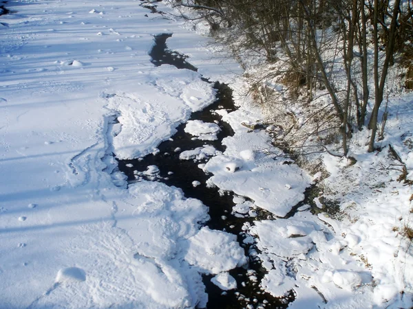 冬天雪下的河流 — 图库照片