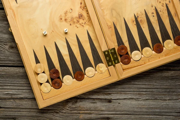 Kleur detail van een Backgammon spel met twee dobbelstenen close-up — Stockfoto