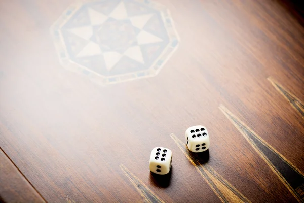 Blanco dados sobre fondo de madera. Todo el número seis. Concepto de suerte, el azar y el ocio divertido — Foto de Stock