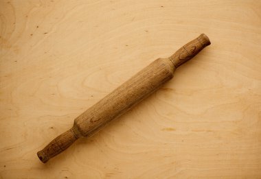 Ahşap oklava görünümünün üzerinde ahşap arka plan üzerinde