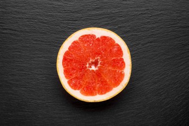 Taş zemin üzerine taze hasat greyfurt