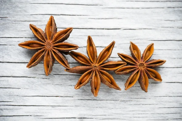 Specerijen. Anijs sterren op de vintage houten achtergrond — Stockfoto