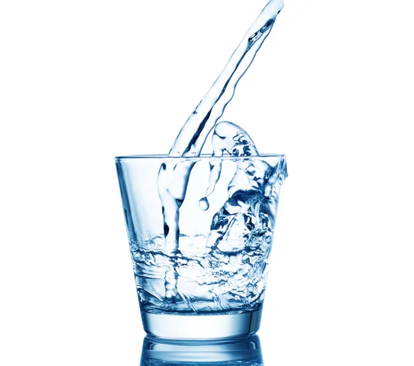 Plusk wody w okularach na białym tle — Zdjęcie stockowe