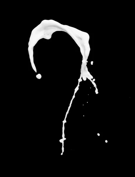 在黑色背景上分离的牛奶或白色液体飞溅 — 图库照片