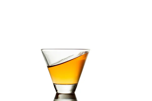 Whisky plons in glas geïsoleerd op een witte achtergrond — Stockfoto