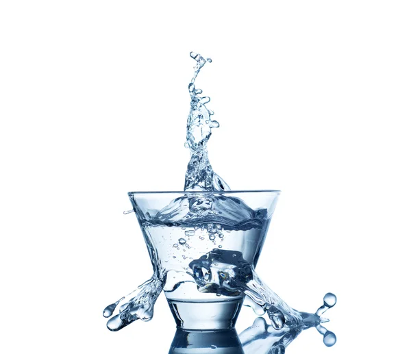 Wasserspritzer im Glas auf weißem Hintergrund — Stockfoto