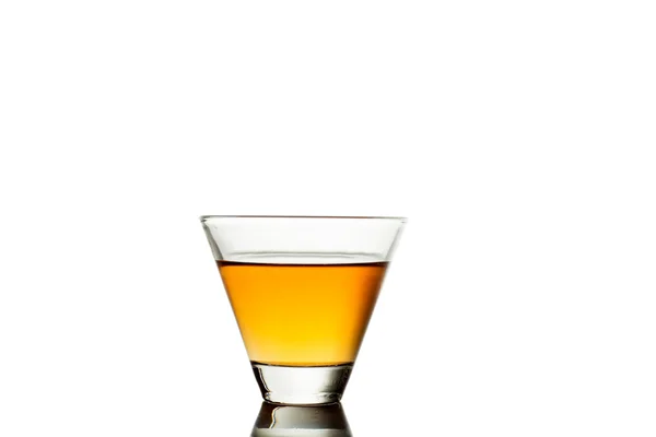 Éclaboussure de whisky dans le verre isolé sur fond blanc — Photo