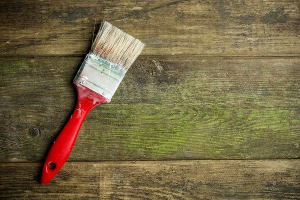 Eski ahşap zemin üzerine boya fırçası