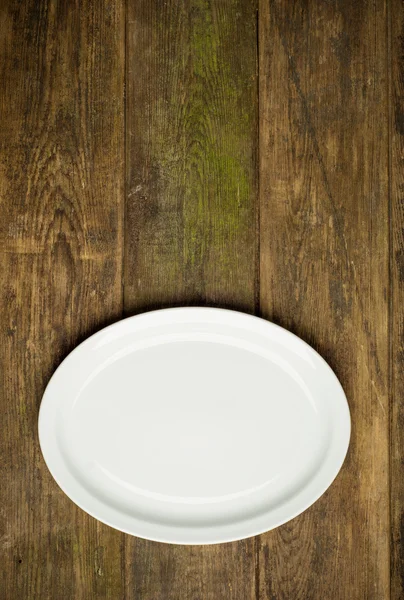 소박한 나무 배경 빈 흰색 접시 — 스톡 사진
