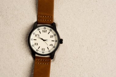 Kum zemin üzerine deri kayışı ile izlemek