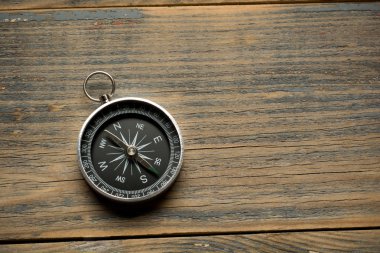 Kahverengi tahta masa arka planında pusula