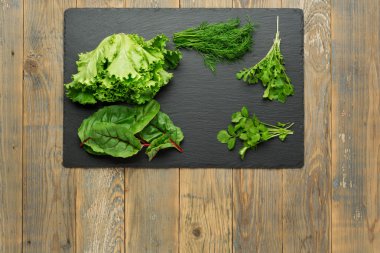 salata malzemeleri taş mutfak kurulu üstte görüntülemek