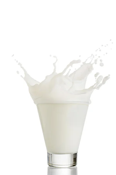 Melk plons in glas geïsoleerd op witte achtergrond — Stockfoto