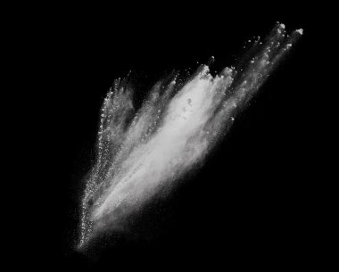 Beyaz toz patlaması siyah arkaplanda izole edildi