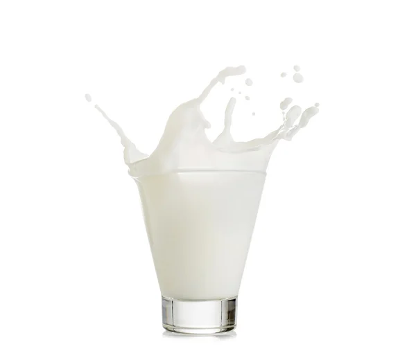 Melk plons in glas geïsoleerd op witte achtergrond — Stockfoto