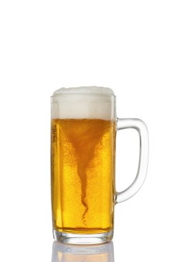 Beyaz bir arka plan üzerinde izole jakuzili hafif bira soğuk cam