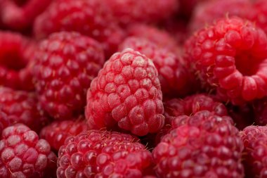 Taze ve lezzetli ahududu ahşap bir masada.