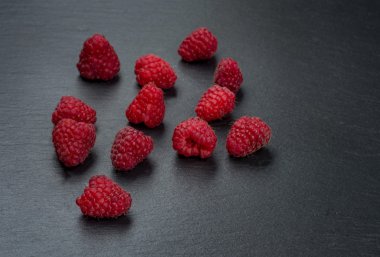 Taze ve lezzetli ahududu ahşap bir masada.