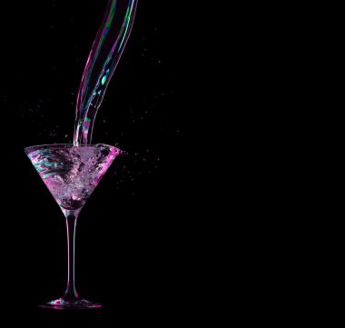 siyah üzerine kırmızı sıçramasına kokteyl