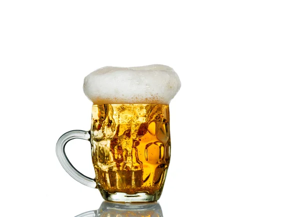 Copo gelado de cerveja leve conjunto isolado em um fundo branco — Fotografia de Stock