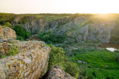 Yumuşak ışıkla Sunset'teki kayalık manzara