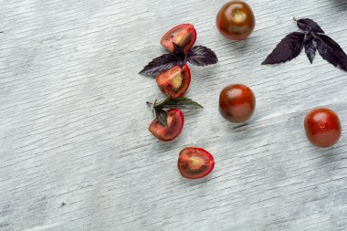 Ahşap masa arka plan üzerinde Fesleğenli domates. Gıda kompozisyon. Üstten Görünüm