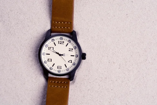 Vintage relógio sobre o foco seletivo de praia de areia — Fotografia de Stock