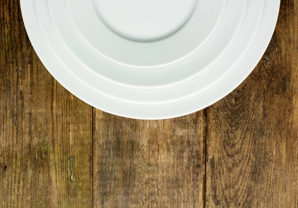 Üres fehér tányér a fa asztalon — Stock Fotó