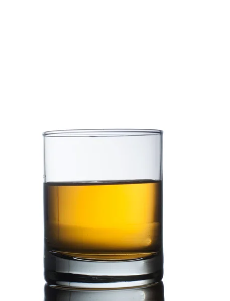 Whisky-Splash isoliert auf weißem Hintergrund — Stockfoto