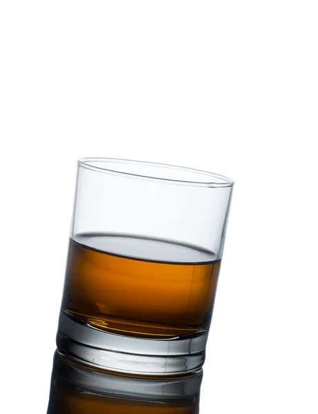 Whisky salpicadura aislada sobre un fondo blanco — Foto de Stock