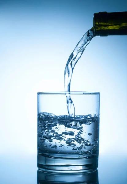 Leeg glas voor whiskey, water, SAP op wit — Stockfoto