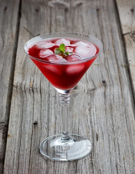 Copa de martini con hielo de verano y menta sobre fondo de madera — Foto de Stock