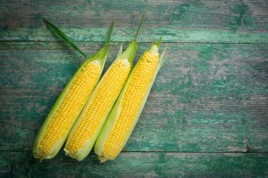 ahşap üzerinde olgunlaşmış Mısır taneleri